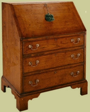 Old wooden 3-drawer bureau